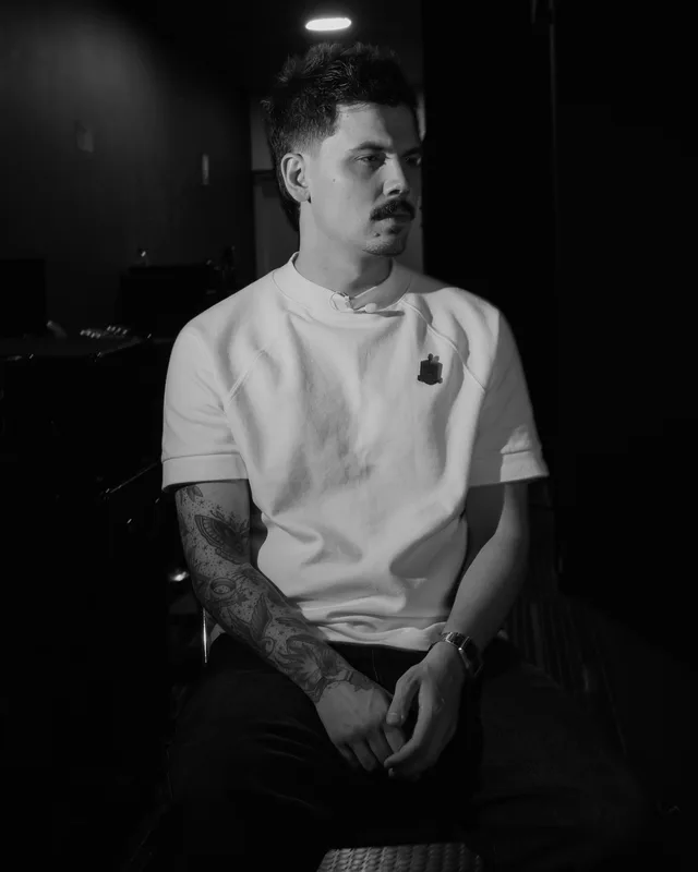 Levi Moreira de camiseta branca, olhando para o lado, em foto preto e branco